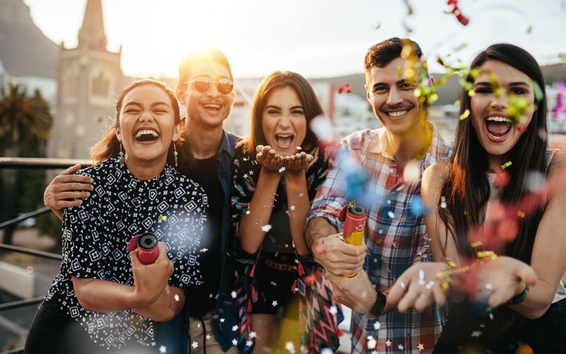 festeggiare la laurea con amici