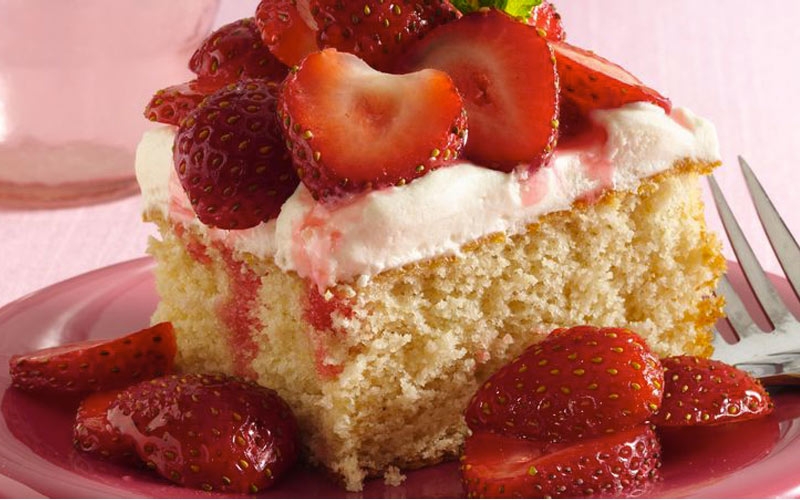 porzione di torta nuziale alle fragole