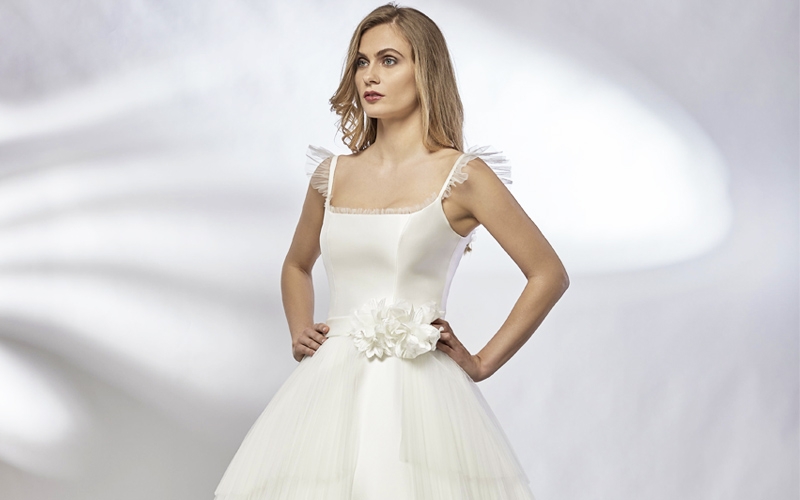 abito da sposa con scollo quadrato