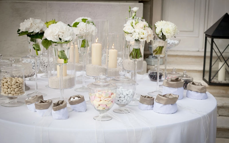 confettata matrimonio con candele e fiori bianchi