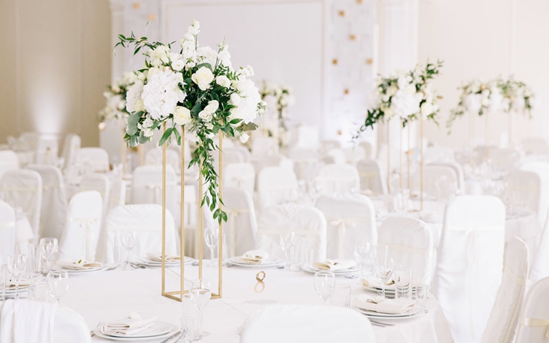 Centrotavola matrimonio con vaso alto in ferro e fiori bianchi