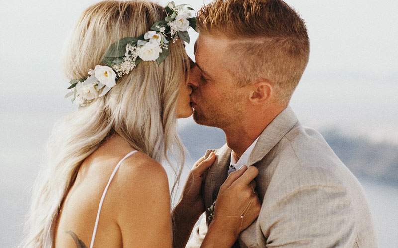 sposa con coroncina di fiori bianchi