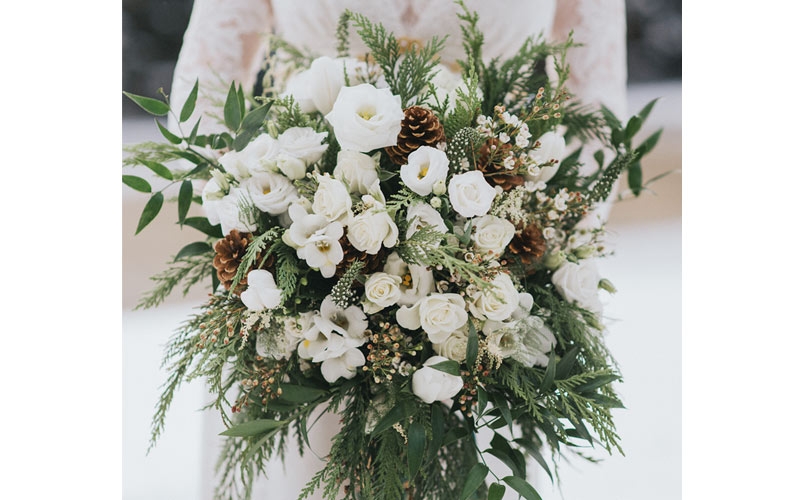 bouquet sposa bianco con pigne per matrimonio invernale