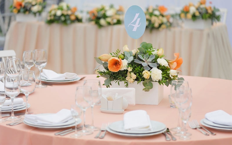 tavola mise en place matrimonio color pesca