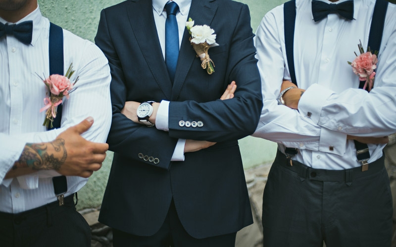 sposo e testimoni con fiore all'occhiello o boutonniere