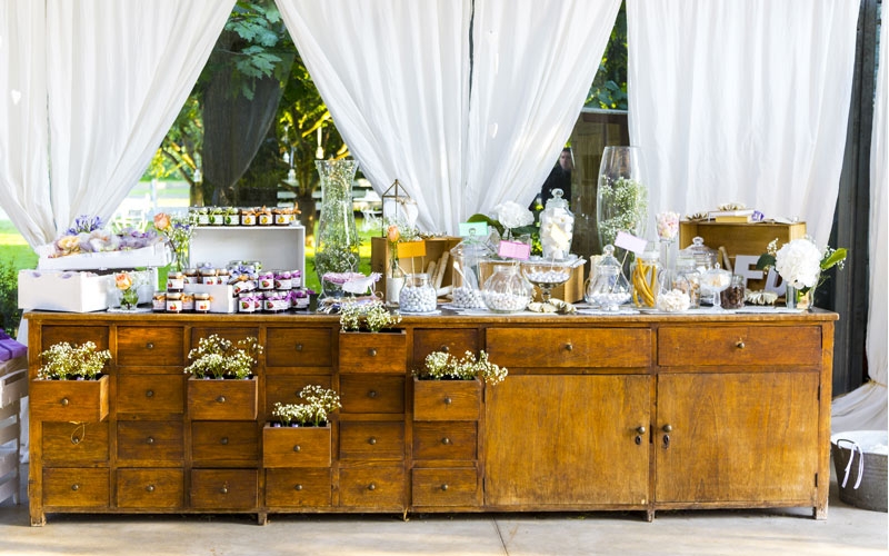 confettata matrimonio con tavolo in legno