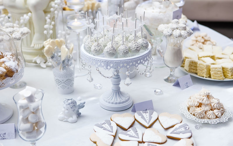 tavolo confettata matrimonio con cake pops e biscotti