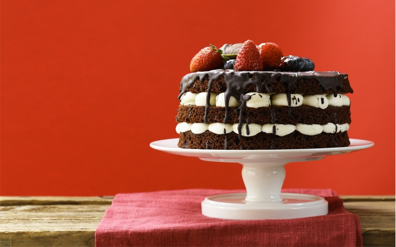 naked cake con pan di spagna al cioccolato e fragole